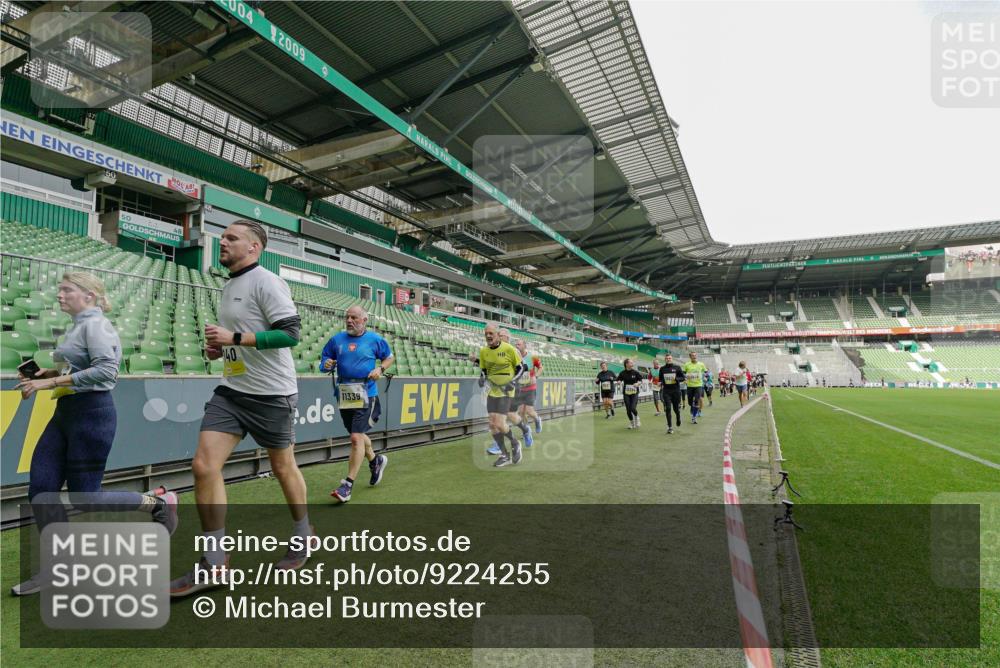 05.10.2025 - 20. swb-Marathon Bremen Michael Burmester http://msf.ph/oto/9224255 05.10.2025 10:33:09 Laufen im Stadion 7077, 7165, 9187, 9195, 9197, 9238, 9258, 9260, 9295, 9318, 9359, 9367, 9392, 9402, 9407, 9456, 9461, 9464, 9475, 9492, 9494, 9514, 9539, 9541, 9548, 9570, 9574, 9577, 9650, 9654, 9703, 9717, 9754, 9835, 9856, 9900, 9918, 9933, 9935, 9939, 9950, 10007, 10008, 10032, 10034, 10042, 10046, 10097, 10174, 10232, 10233, 10234, 10253, 10256, 10308, 10309, 10323, 10326, 10349, 10387, 10388, 10394, 10402, 10416, 10436, 10475, 10484, 10487, 10533, 10915, 10992 meine-sportfotos.de
