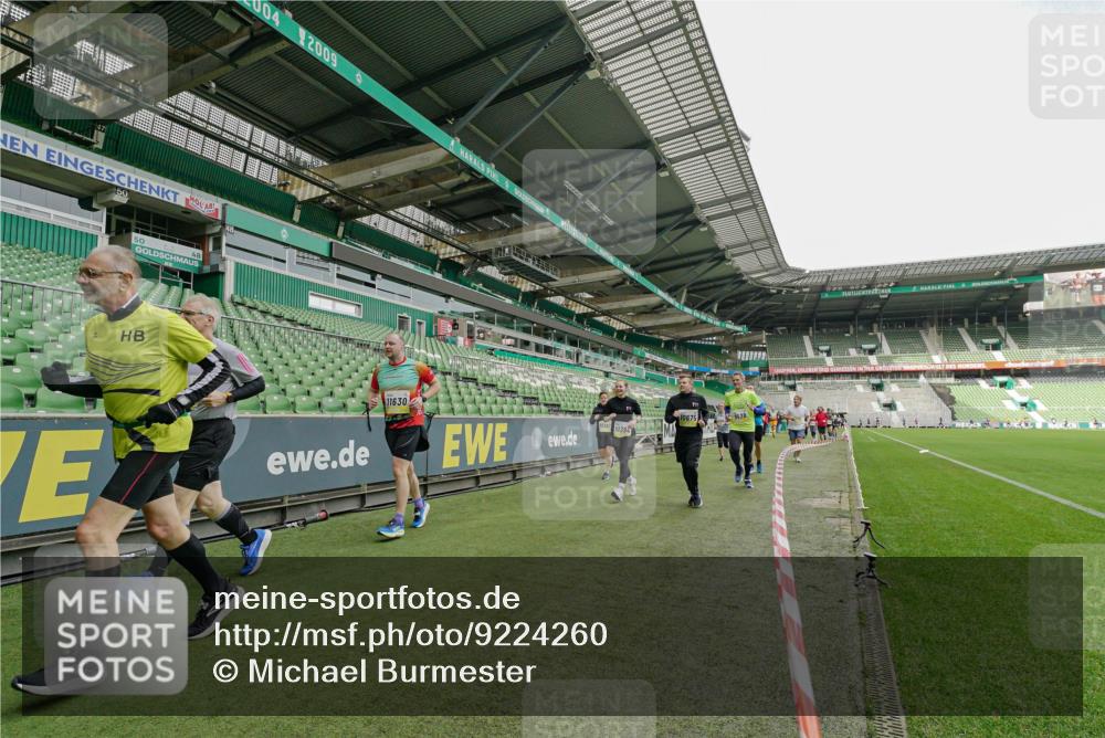 05.10.2025 - 20. swb-Marathon Bremen Michael Burmester http://msf.ph/oto/9224260 05.10.2025 10:33:10 Laufen im Stadion 7077, 7165, 9187, 9195, 9197, 9238, 9258, 9260, 9295, 9318, 9359, 9367, 9392, 9402, 9407, 9424, 9456, 9461, 9464, 9475, 9492, 9494, 9514, 9539, 9541, 9548, 9570, 9574, 9577, 9650, 9654, 9703, 9717, 9754, 9835, 9856, 9900, 9918, 9933, 9935, 9939, 9950, 10007, 10008, 10032, 10034, 10042, 10046, 10097, 10174, 10232, 10233, 10234, 10253, 10256, 10308, 10309, 10323, 10326, 10349, 10387, 10388, 10394, 10402, 10436, 10475, 10484, 10487, 10533, 10915, 10992 meine-sportfotos.de