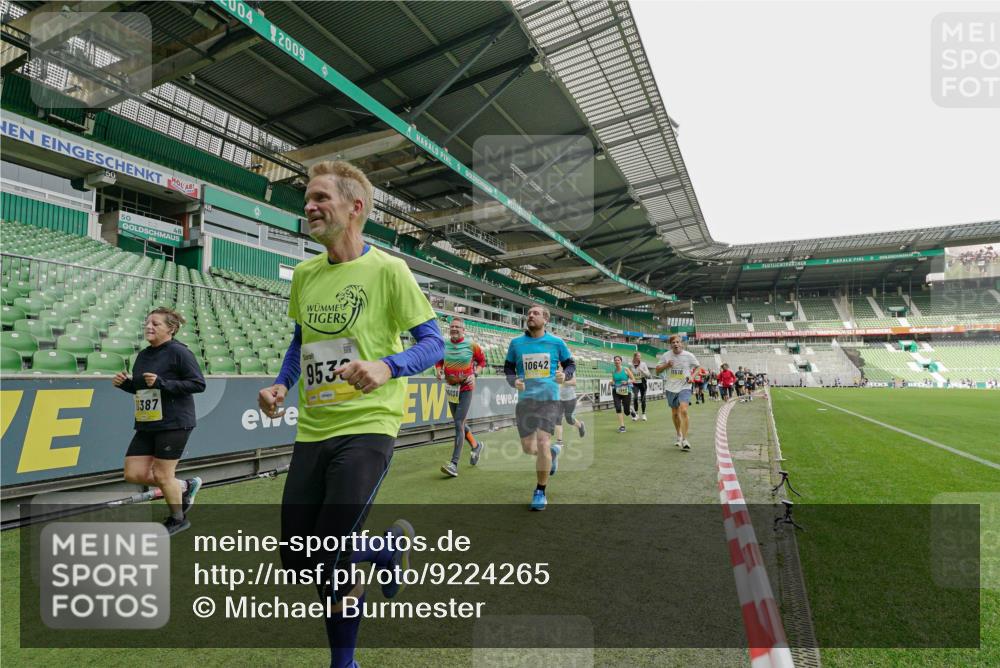 05.10.2025 - 20. swb-Marathon Bremen Michael Burmester http://msf.ph/oto/9224265 05.10.2025 10:33:13 Laufen im Stadion 7077, 7165, 9187, 9195, 9197, 9221, 9258, 9260, 9282, 9295, 9318, 9359, 9367, 9392, 9402, 9407, 9424, 9461, 9464, 9475, 9492, 9494, 9539, 9541, 9548, 9569, 9570, 9574, 9577, 9650, 9654, 9703, 9717, 9754, 9835, 9855, 9856, 9900, 9918, 9933, 9935, 9939, 9950, 10007, 10008, 10032, 10034, 10042, 10046, 10097, 10174, 10232, 10233, 10234, 10253, 10256, 10308, 10309, 10323, 10326, 10349, 10387, 10394, 10402, 10436, 10475, 10484, 10487, 10533, 10915, 10992 meine-sportfotos.de