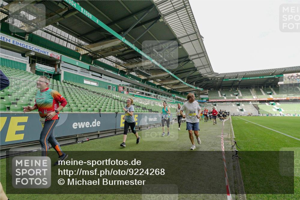 05.10.2025 - 20. swb-Marathon Bremen Michael Burmester http://msf.ph/oto/9224268 05.10.2025 10:33:14 Laufen im Stadion 7077, 7165, 9187, 9195, 9197, 9221, 9258, 9260, 9282, 9295, 9318, 9359, 9367, 9392, 9402, 9407, 9424, 9461, 9464, 9475, 9492, 9494, 9539, 9541, 9548, 9569, 9570, 9574, 9577, 9633, 9650, 9654, 9703, 9717, 9754, 9835, 9855, 9856, 9900, 9918, 9933, 9935, 9939, 9950, 10007, 10008, 10032, 10034, 10042, 10046, 10097, 10174, 10232, 10233, 10234, 10253, 10256, 10308, 10309, 10323, 10326, 10349, 10387, 10394, 10402, 10436, 10475, 10484, 10487, 10533, 10915, 10992, 7165 meine-sportfotos.de