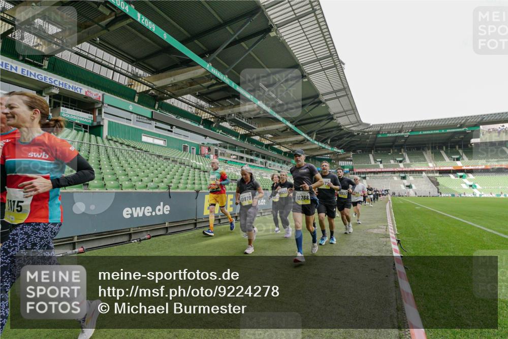 05.10.2025 - 20. swb-Marathon Bremen Michael Burmester http://msf.ph/oto/9224278 05.10.2025 10:33:22 Laufen im Stadion 7077, 9000, 9187, 9195, 9197, 9221, 9258, 9260, 9282, 9295, 9318, 9359, 9367, 9392, 9402, 9407, 9424, 9461, 9464, 9475, 9492, 9520, 9539, 9541, 9560, 9569, 9570, 9574, 9577, 9633, 9650, 9654, 9703, 9717, 9754, 9835, 9855, 9856, 9900, 9918, 9933, 9935, 9939, 9950, 10007, 10008, 10032, 10034, 10042, 10097, 10174, 10232, 10233, 10234, 10253, 10256, 10308, 10309, 10323, 10326, 10349, 10387, 10394, 10402, 10436, 10475, 10484, 10533, 10591, 10755, 10794, 10915, 10992, 7165 meine-sportfotos.de