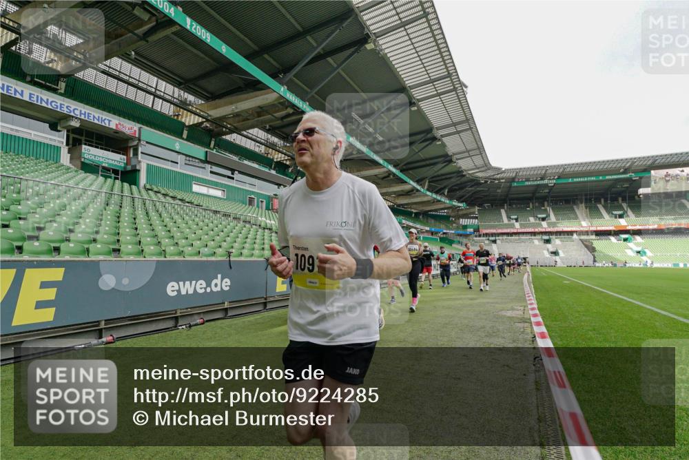 05.10.2025 - 20. swb-Marathon Bremen Michael Burmester http://msf.ph/oto/9224285 05.10.2025 10:33:25 Laufen im Stadion 7077, 9000, 9195, 9197, 9221, 9258, 9260, 9282, 9295, 9318, 9359, 9367, 9392, 9402, 9407, 9424, 9461, 9464, 9492, 9520, 9539, 9541, 9560, 9569, 9570, 9574, 9577, 9633, 9650, 9654, 9703, 9717, 9754, 9811, 9835, 9855, 9856, 9900, 9918, 9933, 9935, 9939, 9950, 10008, 10032, 10034, 10042, 10097, 10180, 10232, 10233, 10234, 10253, 10256, 10308, 10309, 10323, 10326, 10349, 10387, 10394, 10402, 10436, 10475, 10484, 10533, 10546, 10591, 10755, 10794, 10915, 10992, 7165 meine-sportfotos.de