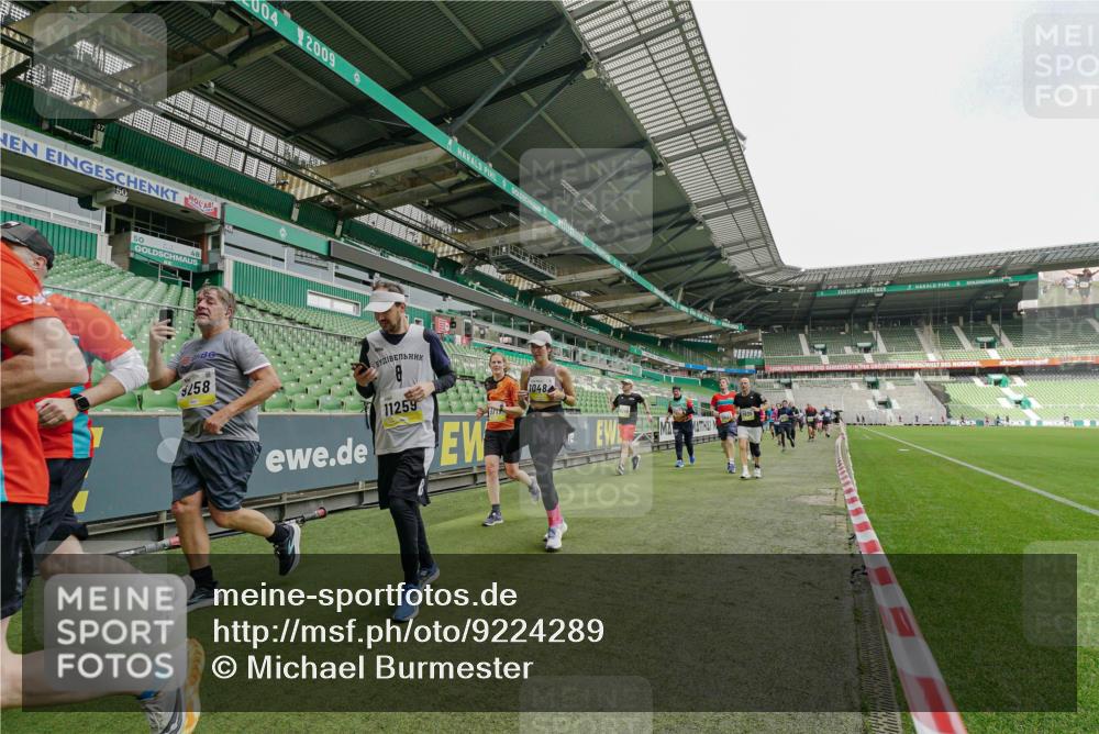 05.10.2025 - 20. swb-Marathon Bremen Michael Burmester http://msf.ph/oto/9224289 05.10.2025 10:33:26 Laufen im Stadion 7077, 9000, 9195, 9197, 9221, 9258, 9260, 9282, 9295, 9318, 9359, 9367, 9392, 9402, 9407, 9424, 9461, 9464, 9492, 9520, 9539, 9541, 9560, 9569, 9570, 9574, 9577, 9633, 9650, 9654, 9703, 9717, 9754, 9811, 9835, 9855, 9856, 9900, 9918, 9933, 9935, 9939, 9950, 10008, 10032, 10034, 10042, 10097, 10180, 10232, 10233, 10234, 10253, 10256, 10308, 10309, 10323, 10326, 10349, 10387, 10394, 10402, 10436, 10475, 10484, 10533, 10546, 10591, 10755, 10758, 10794, 10915, 10992, 7165 meine-sportfotos.de