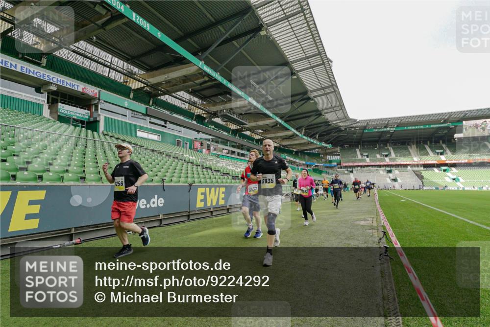 05.10.2025 - 20. swb-Marathon Bremen Michael Burmester http://msf.ph/oto/9224292 05.10.2025 10:33:29 Laufen im Stadion 5172, 7077, 9000, 9195, 9197, 9221, 9258, 9260, 9282, 9295, 9359, 9367, 9392, 9402, 9407, 9424, 9461, 9464, 9492, 9520, 9539, 9541, 9560, 9569, 9570, 9574, 9577, 9633, 9650, 9654, 9703, 9717, 9754, 9811, 9835, 9855, 9856, 9900, 9918, 9933, 9935, 9950, 10008, 10032, 10034, 10042, 10097, 10180, 10232, 10233, 10234, 10253, 10256, 10287, 10307, 10323, 10387, 10394, 10402, 10475, 10484, 10533, 10546, 10591, 10755, 10758, 10794, 10915, 10992, 7165, 9407 meine-sportfotos.de