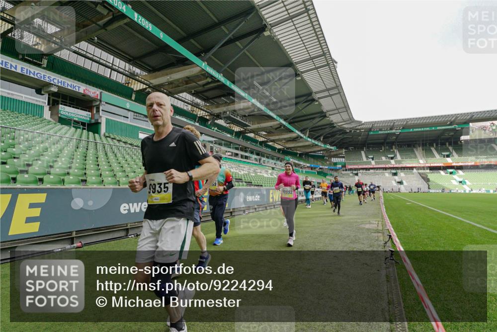05.10.2025 - 20. swb-Marathon Bremen Michael Burmester http://msf.ph/oto/9224294 05.10.2025 10:33:30 Laufen im Stadion 5172, 7077, 9000, 9195, 9197, 9221, 9258, 9260, 9282, 9295, 9359, 9367, 9392, 9402, 9424, 9461, 9464, 9492, 9520, 9529, 9539, 9541, 9560, 9569, 9570, 9574, 9577, 9633, 9650, 9654, 9703, 9717, 9811, 9835, 9855, 9856, 9900, 9918, 9933, 9935, 9950, 10008, 10032, 10034, 10042, 10180, 10232, 10233, 10234, 10253, 10256, 10287, 10307, 10323, 10387, 10394, 10402, 10475, 10484, 10533, 10546, 10591, 10755, 10758, 10794, 10915, 10992, 7165, 9407 meine-sportfotos.de
