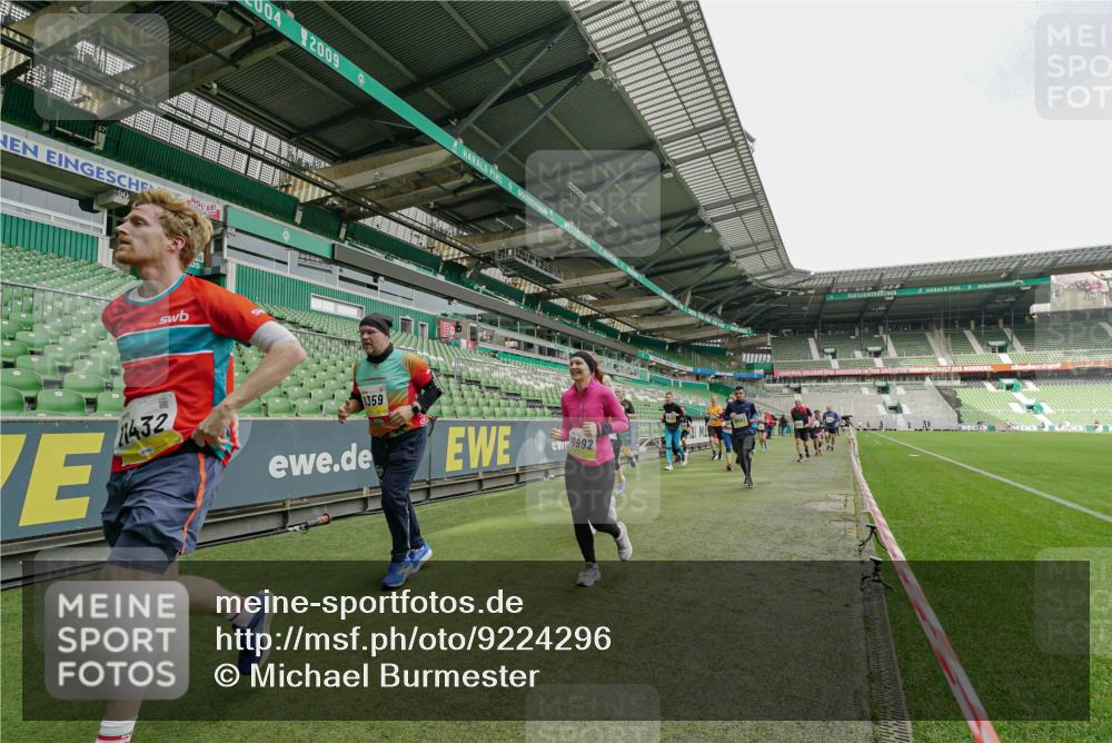 05.10.2025 - 20. swb-Marathon Bremen Michael Burmester http://msf.ph/oto/9224296 05.10.2025 10:33:30 Laufen im Stadion 5172, 7077, 9000, 9195, 9197, 9221, 9258, 9260, 9282, 9295, 9359, 9367, 9392, 9402, 9424, 9461, 9464, 9492, 9520, 9529, 9539, 9541, 9560, 9569, 9570, 9574, 9577, 9633, 9650, 9654, 9703, 9717, 9811, 9835, 9855, 9856, 9900, 9918, 9933, 9935, 9950, 10008, 10032, 10034, 10042, 10180, 10232, 10233, 10234, 10253, 10256, 10287, 10307, 10323, 10387, 10394, 10402, 10475, 10484, 10533, 10546, 10591, 10755, 10758, 10794, 10915, 10992, 7165, 9407 meine-sportfotos.de