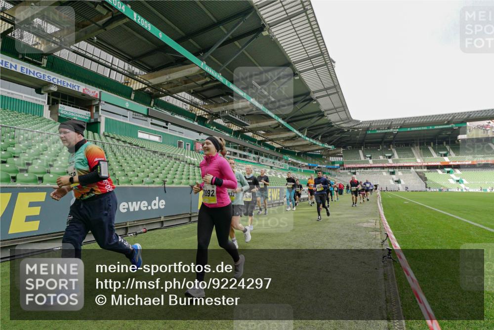 05.10.2025 - 20. swb-Marathon Bremen Michael Burmester http://msf.ph/oto/9224297 05.10.2025 10:33:31 Laufen im Stadion 5172, 7077, 9000, 9195, 9197, 9221, 9258, 9260, 9282, 9295, 9359, 9367, 9392, 9402, 9424, 9461, 9464, 9492, 9520, 9529, 9539, 9541, 9560, 9569, 9570, 9574, 9577, 9633, 9654, 9703, 9717, 9811, 9835, 9855, 9856, 9900, 9918, 9933, 9935, 9950, 10008, 10032, 10034, 10042, 10180, 10232, 10233, 10234, 10253, 10256, 10287, 10302, 10307, 10323, 10387, 10394, 10402, 10475, 10484, 10533, 10546, 10591, 10755, 10758, 10794, 10915, 10992, 7165, 9407 meine-sportfotos.de