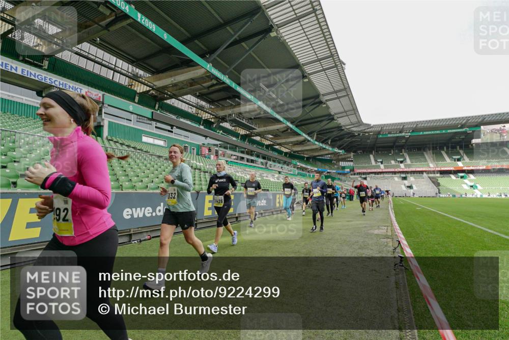 05.10.2025 - 20. swb-Marathon Bremen Michael Burmester http://msf.ph/oto/9224299 05.10.2025 10:33:31 Laufen im Stadion 5172, 7077, 9000, 9195, 9197, 9221, 9258, 9260, 9282, 9295, 9359, 9367, 9392, 9402, 9424, 9461, 9464, 9492, 9520, 9529, 9539, 9541, 9560, 9569, 9570, 9574, 9577, 9633, 9654, 9703, 9717, 9811, 9835, 9855, 9856, 9900, 9918, 9933, 9935, 9950, 10008, 10032, 10034, 10042, 10180, 10232, 10233, 10234, 10253, 10256, 10287, 10302, 10307, 10323, 10387, 10394, 10402, 10475, 10484, 10533, 10546, 10591, 10755, 10758, 10794, 10915, 10992, 7165, 9407 meine-sportfotos.de