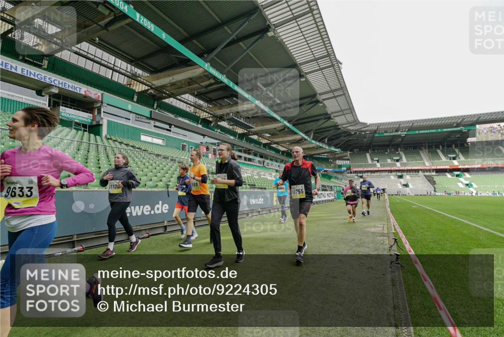 05.10.2025 - 20. swb-Marathon Bremen Michael Burmester http://msf.ph/oto/9224305 05.10.2025 10:33:35 Laufen im Stadion 5172, 7077, 9000, 9195, 9197, 9221, 9258, 9260, 9282, 9359, 9367, 9402, 9424, 9492, 9520, 9529, 9539, 9541, 9560, 9569, 9570, 9574, 9577, 9633, 9654, 9703, 9717, 9811, 9835, 9855, 9856, 9881, 9882, 9900, 9933, 9935, 9950, 10008, 10015, 10028, 10032, 10042, 10180, 10231, 10232, 10233, 10234, 10253, 10256, 10287, 10302, 10307, 10323, 10387, 10394, 10402, 10475, 10484, 10533, 10546, 10590, 10591, 10755, 10758, 10794, 10915, 10992, 9295, 9392, 9407, 9461 meine-sportfotos.de