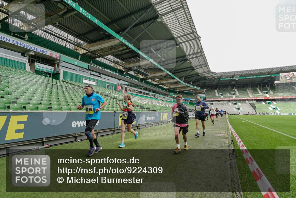 05.10.2025 - 20. swb-Marathon Bremen Michael Burmester http://msf.ph/oto/9224309 05.10.2025 10:33:37 Laufen im Stadion 5172, 7077, 9000, 9221, 9258, 9260, 9282, 9314, 9359, 9367, 9402, 9424, 9492, 9520, 9529, 9539, 9541, 9560, 9569, 9570, 9574, 9577, 9633, 9654, 9703, 9717, 9811, 9835, 9855, 9881, 9882, 9900, 9902, 9933, 9935, 10008, 10015, 10028, 10032, 10042, 10107, 10180, 10231, 10232, 10233, 10234, 10253, 10256, 10287, 10302, 10307, 10323, 10387, 10394, 10402, 10475, 10484, 10533, 10546, 10590, 10591, 10755, 10758, 10794, 10915, 10992, 9195, 9197, 9295, 9392, 9407, 9461, 9492 meine-sportfotos.de