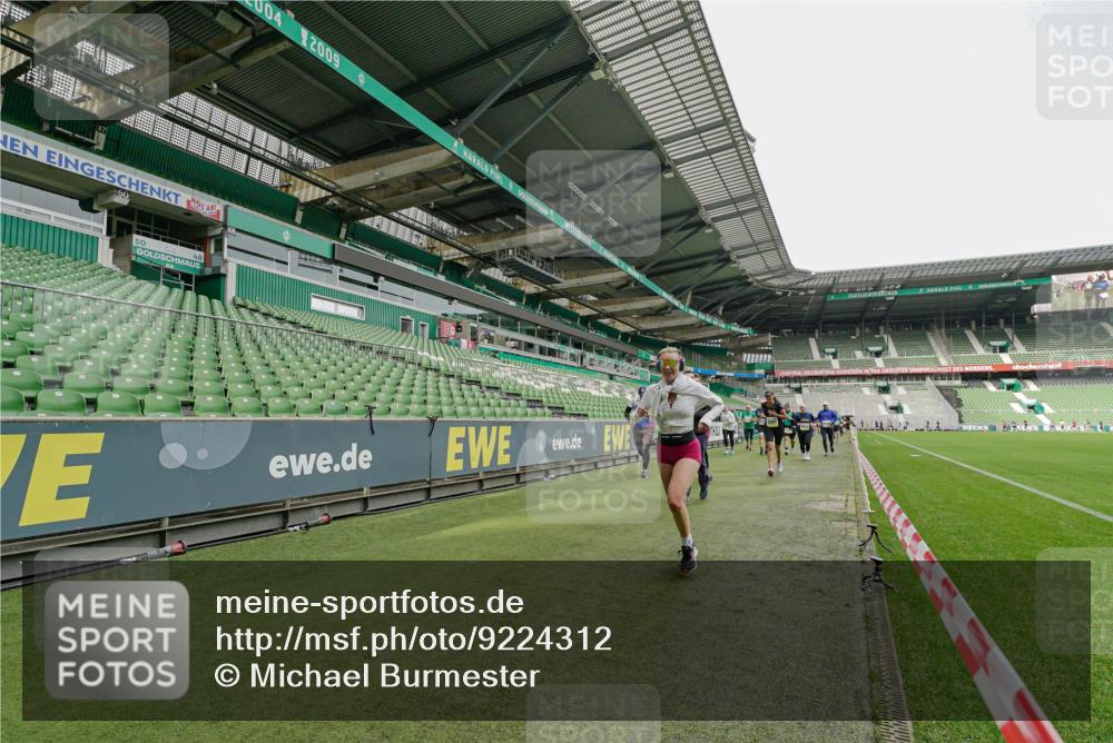 05.10.2025 - 20. swb-Marathon Bremen Michael Burmester http://msf.ph/oto/9224312 05.10.2025 10:33:41 Laufen im Stadion 5172, 7077, 9000, 9221, 9258, 9260, 9282, 9314, 9359, 9424, 9489, 9520, 9521, 9529, 9539, 9541, 9560, 9569, 9570, 9577, 9633, 9654, 9703, 9717, 9811, 9835, 9855, 9881, 9882, 9902, 9935, 10008, 10015, 10028, 10032, 10107, 10180, 10195, 10231, 10232, 10233, 10234, 10253, 10256, 10287, 10302, 10307, 10323, 10387, 10394, 10466, 10475, 10484, 10533, 10546, 10590, 10591, 10755, 10758, 10794, 10915, 10992, 9195, 9197, 9295, 9367, 9392, 9402, 9407, 9461, 9492 meine-sportfotos.de