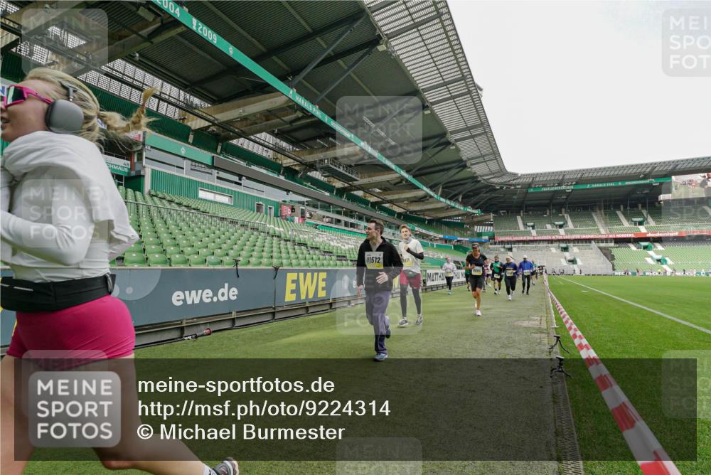 05.10.2025 - 20. swb-Marathon Bremen Michael Burmester http://msf.ph/oto/9224314 05.10.2025 10:33:42 Laufen im Stadion 5172, 7077, 9000, 9221, 9258, 9260, 9282, 9309, 9314, 9359, 9424, 9489, 9520, 9521, 9529, 9539, 9541, 9560, 9569, 9577, 9633, 9654, 9703, 9717, 9811, 9835, 9855, 9881, 9882, 9902, 9935, 10008, 10015, 10028, 10032, 10107, 10180, 10195, 10231, 10232, 10233, 10234, 10253, 10256, 10287, 10302, 10307, 10323, 10387, 10394, 10466, 10484, 10533, 10546, 10590, 10591, 10755, 10758, 10794, 10915, 10992, 9195, 9197, 9295, 9367, 9392, 9402, 9407, 9461, 9492 meine-sportfotos.de