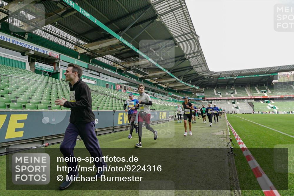 05.10.2025 - 20. swb-Marathon Bremen Michael Burmester http://msf.ph/oto/9224316 05.10.2025 10:33:43 Laufen im Stadion 5172, 7077, 9000, 9221, 9258, 9260, 9282, 9309, 9314, 9359, 9424, 9489, 9520, 9521, 9529, 9539, 9541, 9560, 9569, 9577, 9633, 9654, 9717, 9811, 9835, 9855, 9881, 9882, 9902, 9935, 10008, 10015, 10028, 10032, 10107, 10180, 10195, 10231, 10232, 10233, 10234, 10253, 10256, 10287, 10302, 10307, 10323, 10387, 10394, 10466, 10484, 10533, 10546, 10590, 10591, 10755, 10758, 10794, 10915, 10992, 9195, 9197, 9295, 9367, 9392, 9402, 9407, 9461, 9492 meine-sportfotos.de