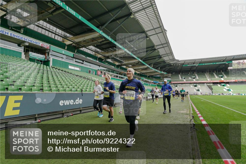 05.10.2025 - 20. swb-Marathon Bremen Michael Burmester http://msf.ph/oto/9224322 05.10.2025 10:33:47 Laufen im Stadion 5172, 7077, 9000, 9221, 9258, 9260, 9266, 9282, 9309, 9314, 9359, 9424, 9489, 9520, 9521, 9529, 9539, 9541, 9560, 9569, 9577, 9633, 9654, 9717, 9811, 9835, 9855, 9881, 9882, 9902, 9935, 10008, 10015, 10028, 10032, 10107, 10116, 10178, 10180, 10195, 10231, 10232, 10233, 10256, 10287, 10302, 10307, 10323, 10387, 10394, 10466, 10484, 10533, 10546, 10590, 10591, 10755, 10758, 10794, 10915, 10992, 9195, 9197, 9260, 9295, 9367, 9392, 9402, 9407, 9461, 9492 meine-sportfotos.de