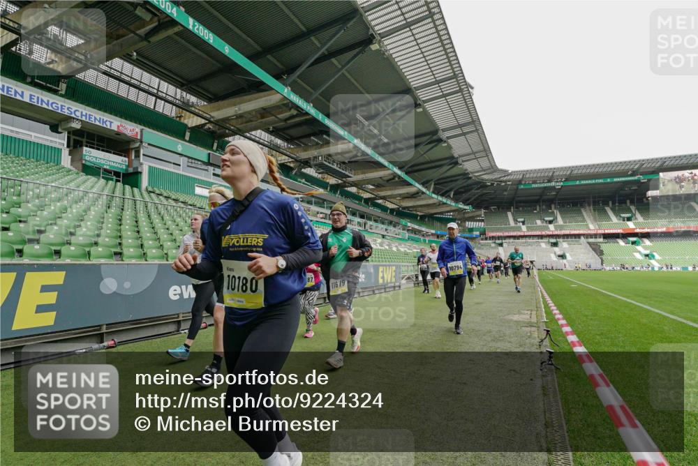 05.10.2025 - 20. swb-Marathon Bremen Michael Burmester http://msf.ph/oto/9224324 05.10.2025 10:33:47 Laufen im Stadion 5172, 7077, 9000, 9221, 9258, 9260, 9266, 9282, 9309, 9314, 9359, 9424, 9489, 9520, 9521, 9529, 9539, 9541, 9560, 9569, 9577, 9633, 9654, 9717, 9811, 9835, 9855, 9881, 9882, 9902, 9935, 10008, 10015, 10028, 10032, 10107, 10116, 10178, 10180, 10195, 10231, 10232, 10233, 10256, 10287, 10302, 10307, 10323, 10387, 10394, 10466, 10484, 10533, 10546, 10590, 10591, 10755, 10758, 10794, 10915, 10992, 9195, 9197, 9260, 9295, 9367, 9392, 9402, 9407, 9461, 9492 meine-sportfotos.de