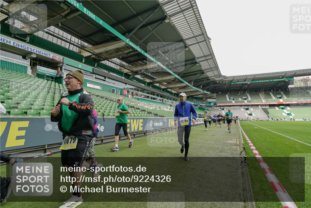 05.10.2025 - 20. swb-Marathon Bremen Michael Burmester http://msf.ph/oto/9224326 05.10.2025 10:33:48 Laufen im Stadion 5172, 7077, 9000, 9221, 9258, 9266, 9282, 9309, 9314, 9359, 9424, 9489, 9520, 9521, 9529, 9539, 9541, 9560, 9569, 9577, 9633, 9654, 9717, 9811, 9835, 9855, 9881, 9882, 9902, 9935, 10008, 10015, 10028, 10032, 10069, 10107, 10116, 10178, 10180, 10195, 10231, 10232, 10233, 10256, 10287, 10302, 10307, 10323, 10387, 10466, 10484, 10533, 10546, 10590, 10591, 10755, 10758, 10794, 10915, 10992, 9195, 9197, 9260, 9295, 9367, 9392, 9402, 9407, 9461, 9492 meine-sportfotos.de