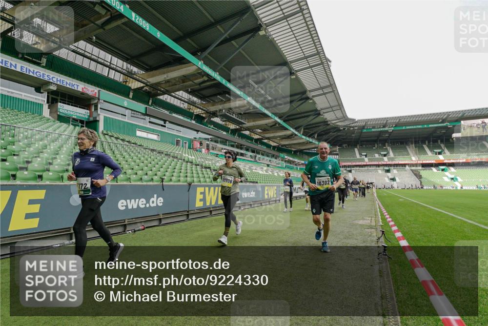 05.10.2025 - 20. swb-Marathon Bremen Michael Burmester http://msf.ph/oto/9224330 05.10.2025 10:33:52 Laufen im Stadion 5172, 7077, 9000, 9221, 9258, 9266, 9282, 9309, 9314, 9359, 9424, 9489, 9520, 9521, 9529, 9541, 9560, 9569, 9577, 9633, 9654, 9717, 9811, 9835, 9855, 9881, 9882, 9902, 9935, 10003, 10005, 10015, 10024, 10028, 10032, 10069, 10107, 10116, 10178, 10180, 10195, 10231, 10232, 10233, 10256, 10287, 10302, 10307, 10323, 10466, 10484, 10533, 10546, 10590, 10591, 10641, 10755, 10758, 10794, 10915, 10992, 9195, 9197, 9260, 9295, 9367, 9392, 9402, 9461, 9492 meine-sportfotos.de
