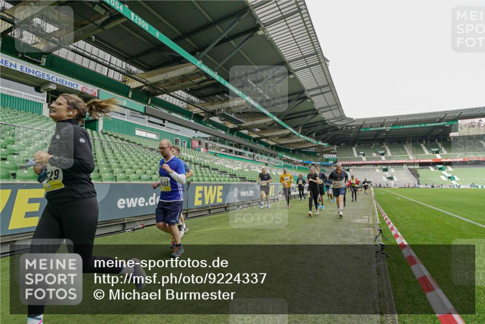 05.10.2025 - 20. swb-Marathon Bremen Michael Burmester http://msf.ph/oto/9224337 05.10.2025 10:33:56 Laufen im Stadion 5172, 7077, 9000, 9221, 9258, 9266, 9282, 9309, 9314, 9359, 9424, 9489, 9520, 9521, 9529, 9541, 9560, 9569, 9577, 9591, 9633, 9654, 9714, 9717, 9811, 9855, 9881, 9882, 9902, 9935, 10003, 10005, 10015, 10024, 10028, 10032, 10069, 10107, 10116, 10178, 10180, 10195, 10231, 10232, 10233, 10256, 10287, 10302, 10307, 10323, 10408, 10466, 10484, 10533, 10546, 10590, 10591, 10641, 10755, 10758, 10794, 10915, 10992, 9195, 9197, 9260, 9367, 9402, 9492 meine-sportfotos.de