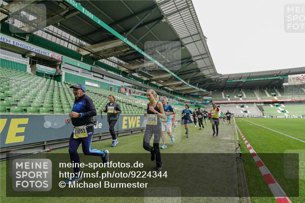 05.10.2025 - 20. swb-Marathon Bremen Michael Burmester http://msf.ph/oto/9224344 05.10.2025 10:34:00 Laufen im Stadion 5172, 7077, 7101, 9000, 9221, 9266, 9282, 9309, 9314, 9359, 9424, 9472, 9489, 9520, 9521, 9529, 9541, 9560, 9569, 9591, 9633, 9714, 9717, 9811, 9820, 9855, 9881, 9882, 9902, 9935, 9947, 10003, 10005, 10009, 10015, 10024, 10028, 10032, 10069, 10107, 10116, 10178, 10180, 10195, 10196, 10231, 10232, 10233, 10256, 10287, 10302, 10307, 10323, 10398, 10408, 10424, 10466, 10484, 10533, 10546, 10590, 10591, 10641, 10755, 10758, 10794, 10915, 10992, 9258, 9260, 9367, 10233 meine-sportfotos.de