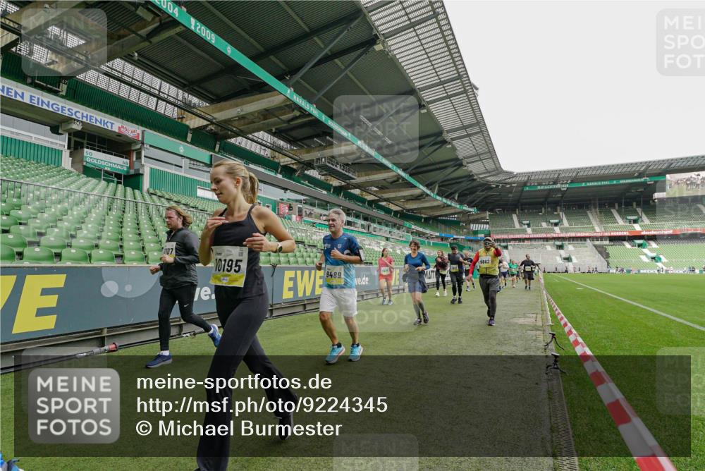 05.10.2025 - 20. swb-Marathon Bremen Michael Burmester http://msf.ph/oto/9224345 05.10.2025 10:34:01 Laufen im Stadion 5172, 7077, 7101, 9000, 9221, 9266, 9282, 9309, 9314, 9359, 9424, 9472, 9489, 9520, 9521, 9529, 9541, 9560, 9569, 9591, 9633, 9714, 9717, 9811, 9820, 9855, 9881, 9882, 9902, 9935, 9947, 10003, 10005, 10009, 10015, 10024, 10028, 10032, 10069, 10107, 10116, 10178, 10180, 10195, 10196, 10231, 10232, 10256, 10287, 10302, 10307, 10398, 10408, 10424, 10466, 10484, 10533, 10546, 10590, 10591, 10641, 10755, 10758, 10794, 10915, 10992, 9258, 9260, 10233 meine-sportfotos.de