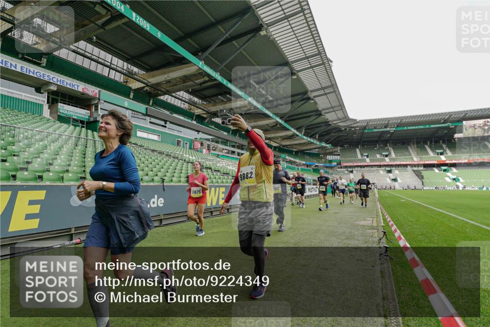 05.10.2025 - 20. swb-Marathon Bremen Michael Burmester http://msf.ph/oto/9224349 05.10.2025 10:34:03 Laufen im Stadion 5172, 7101, 9000, 9221, 9266, 9282, 9309, 9314, 9359, 9424, 9472, 9489, 9520, 9521, 9529, 9541, 9560, 9569, 9591, 9633, 9714, 9717, 9811, 9820, 9855, 9881, 9882, 9902, 9935, 9943, 9947, 10003, 10005, 10009, 10015, 10024, 10028, 10032, 10069, 10107, 10116, 10178, 10180, 10195, 10196, 10231, 10256, 10287, 10302, 10307, 10398, 10408, 10424, 10466, 10484, 10546, 10590, 10591, 10641, 10755, 10758, 10794, 10915, 10992, 7077, 9258, 9260, 10233 meine-sportfotos.de