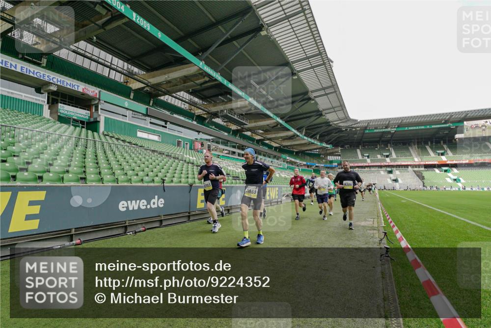 05.10.2025 - 20. swb-Marathon Bremen Michael Burmester http://msf.ph/oto/9224352 05.10.2025 10:34:06 Laufen im Stadion 5172, 7101, 7215, 9000, 9221, 9266, 9282, 9309, 9314, 9372, 9424, 9472, 9489, 9520, 9521, 9529, 9541, 9547, 9560, 9569, 9585, 9591, 9633, 9714, 9717, 9811, 9820, 9855, 9881, 9882, 9902, 9935, 9943, 9947, 10003, 10005, 10009, 10015, 10024, 10028, 10032, 10069, 10107, 10116, 10178, 10180, 10191, 10195, 10196, 10231, 10261, 10285, 10287, 10302, 10307, 10398, 10408, 10424, 10466, 10546, 10590, 10591, 10641, 10755, 10758, 10794, 10992, 7077, 9258, 9260, 10233 meine-sportfotos.de