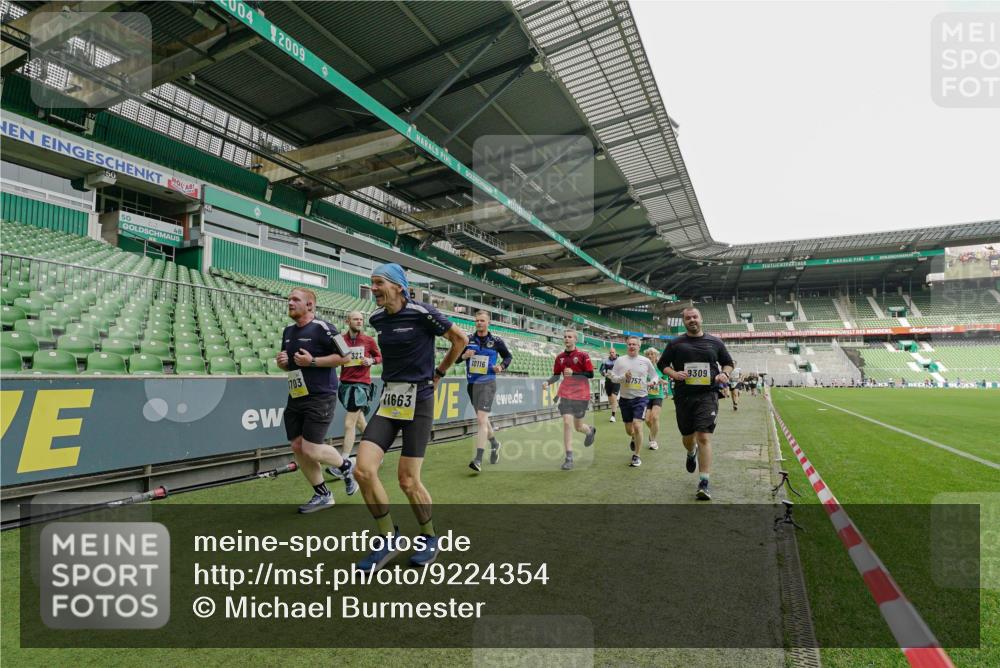 05.10.2025 - 20. swb-Marathon Bremen Michael Burmester http://msf.ph/oto/9224354 05.10.2025 10:34:06 Laufen im Stadion 5172, 7101, 7215, 9000, 9221, 9266, 9282, 9309, 9314, 9372, 9424, 9472, 9489, 9520, 9521, 9529, 9541, 9547, 9560, 9569, 9585, 9591, 9633, 9714, 9717, 9811, 9820, 9855, 9881, 9882, 9902, 9935, 9943, 9947, 10003, 10005, 10009, 10015, 10024, 10028, 10032, 10069, 10107, 10116, 10178, 10180, 10191, 10195, 10196, 10231, 10261, 10285, 10287, 10302, 10307, 10398, 10408, 10424, 10466, 10546, 10590, 10591, 10641, 10755, 10758, 10794, 10992, 7077, 9258, 9260, 10233 meine-sportfotos.de