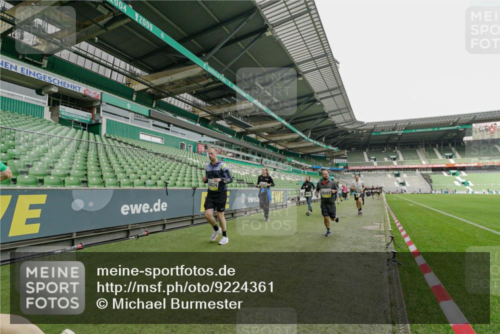 05.10.2025 - 20. swb-Marathon Bremen Michael Burmester http://msf.ph/oto/9224361 05.10.2025 10:34:09 Laufen im Stadion 5172, 7101, 7215, 9000, 9221, 9266, 9282, 9309, 9314, 9372, 9424, 9472, 9489, 9520, 9521, 9529, 9541, 9547, 9560, 9569, 9585, 9591, 9633, 9714, 9783, 9811, 9820, 9855, 9872, 9881, 9882, 9902, 9943, 9947, 10003, 10005, 10009, 10015, 10024, 10028, 10069, 10107, 10111, 10116, 10178, 10180, 10191, 10195, 10196, 10231, 10261, 10285, 10287, 10302, 10307, 10398, 10408, 10424, 10466, 10546, 10590, 10591, 10641, 10648, 10755, 10758, 10794, 7077, 9258, 10233 meine-sportfotos.de