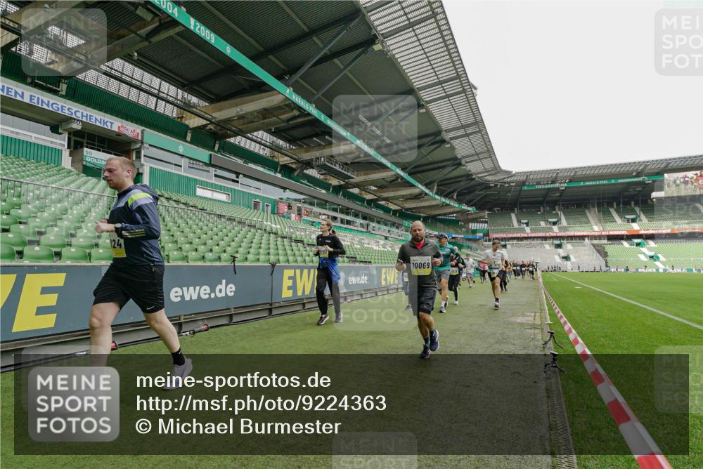 05.10.2025 - 20. swb-Marathon Bremen Michael Burmester http://msf.ph/oto/9224363 05.10.2025 10:34:10 Laufen im Stadion 5172, 7101, 7215, 9000, 9221, 9266, 9282, 9309, 9314, 9372, 9424, 9472, 9489, 9520, 9521, 9529, 9547, 9560, 9569, 9585, 9591, 9633, 9714, 9783, 9811, 9820, 9855, 9872, 9881, 9882, 9902, 9932, 9943, 9947, 10003, 10005, 10009, 10015, 10024, 10028, 10069, 10107, 10111, 10116, 10178, 10180, 10191, 10195, 10196, 10231, 10261, 10285, 10287, 10302, 10307, 10398, 10408, 10424, 10466, 10546, 10590, 10591, 10641, 10648, 10755, 10758, 10794, 7077, 9258, 10233 meine-sportfotos.de