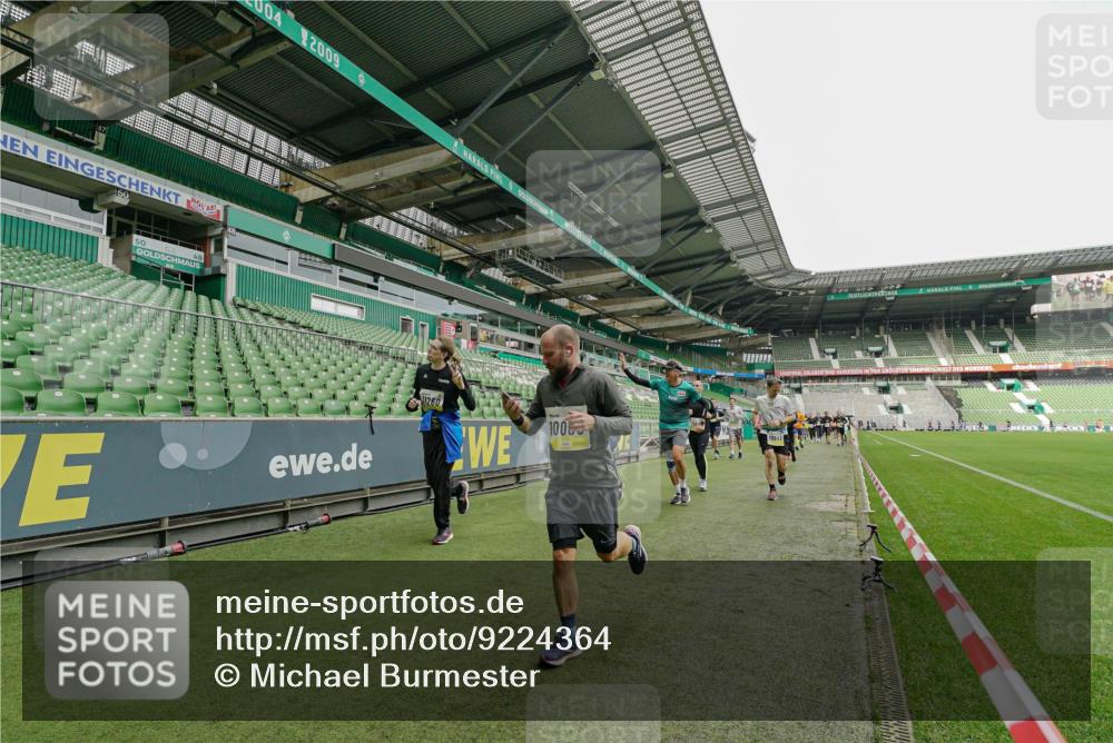 05.10.2025 - 20. swb-Marathon Bremen Michael Burmester http://msf.ph/oto/9224364 05.10.2025 10:34:11 Laufen im Stadion 5172, 7101, 7215, 9000, 9221, 9266, 9282, 9309, 9314, 9372, 9472, 9489, 9520, 9521, 9529, 9547, 9560, 9569, 9585, 9591, 9633, 9714, 9783, 9811, 9820, 9855, 9872, 9881, 9882, 9902, 9932, 9943, 9947, 10003, 10005, 10009, 10015, 10024, 10028, 10069, 10107, 10111, 10116, 10178, 10180, 10191, 10195, 10196, 10231, 10261, 10285, 10287, 10302, 10307, 10398, 10408, 10424, 10466, 10546, 10590, 10591, 10641, 10648, 10755, 10758, 10794, 7077, 9258, 10233 meine-sportfotos.de