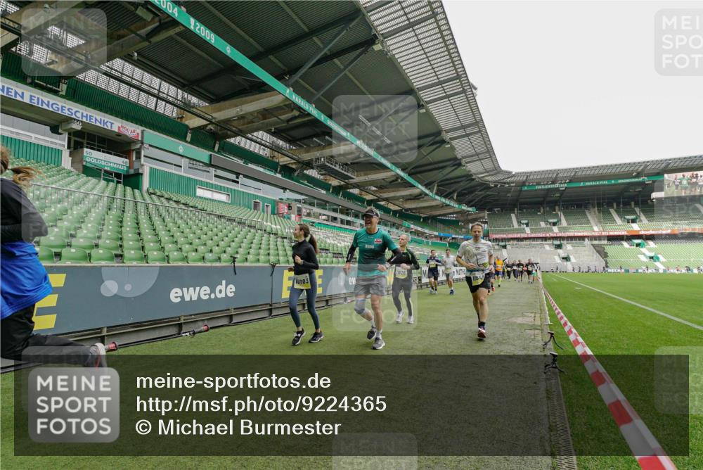 05.10.2025 - 20. swb-Marathon Bremen Michael Burmester http://msf.ph/oto/9224365 05.10.2025 10:34:12 Laufen im Stadion 5172, 7101, 7215, 9000, 9266, 9309, 9314, 9372, 9472, 9489, 9520, 9521, 9529, 9547, 9560, 9569, 9585, 9591, 9633, 9714, 9719, 9783, 9811, 9820, 9844, 9855, 9872, 9881, 9882, 9902, 9932, 9943, 9947, 10003, 10005, 10009, 10015, 10024, 10028, 10069, 10107, 10111, 10116, 10178, 10180, 10191, 10195, 10196, 10231, 10261, 10285, 10287, 10302, 10307, 10398, 10408, 10424, 10466, 10546, 10590, 10591, 10641, 10648, 10755, 10758, 10794, 7077, 9258, 10233 meine-sportfotos.de