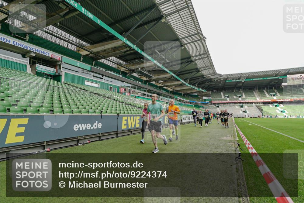 05.10.2025 - 20. swb-Marathon Bremen Michael Burmester http://msf.ph/oto/9224374 05.10.2025 10:34:17 Laufen im Stadion 5172, 7101, 7147, 7215, 9000, 9266, 9309, 9314, 9372, 9472, 9489, 9520, 9521, 9529, 9547, 9560, 9585, 9591, 9714, 9719, 9783, 9811, 9820, 9844, 9872, 9881, 9882, 9902, 9932, 9943, 9947, 10003, 10005, 10009, 10015, 10024, 10028, 10069, 10088, 10107, 10111, 10116, 10178, 10180, 10191, 10195, 10196, 10231, 10261, 10285, 10287, 10302, 10307, 10329, 10398, 10408, 10424, 10466, 10527, 10546, 10590, 10591, 10641, 10648, 10758, 10794, 7077, 9258, 10233 meine-sportfotos.de