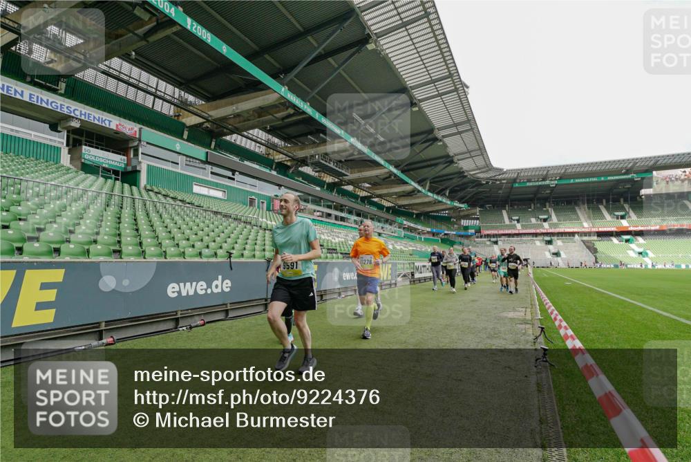 05.10.2025 - 20. swb-Marathon Bremen Michael Burmester http://msf.ph/oto/9224376 05.10.2025 10:34:18 Laufen im Stadion 5172, 7101, 7147, 7215, 9000, 9266, 9292, 9309, 9314, 9372, 9472, 9489, 9520, 9521, 9529, 9547, 9585, 9591, 9714, 9719, 9783, 9811, 9820, 9844, 9872, 9881, 9882, 9902, 9932, 9943, 9947, 10003, 10005, 10009, 10015, 10024, 10028, 10069, 10088, 10107, 10111, 10116, 10178, 10180, 10191, 10195, 10196, 10200, 10231, 10261, 10285, 10287, 10302, 10307, 10329, 10397, 10398, 10408, 10424, 10466, 10527, 10546, 10590, 10641, 10648, 10758, 10794, 7077, 9258, 10233 meine-sportfotos.de