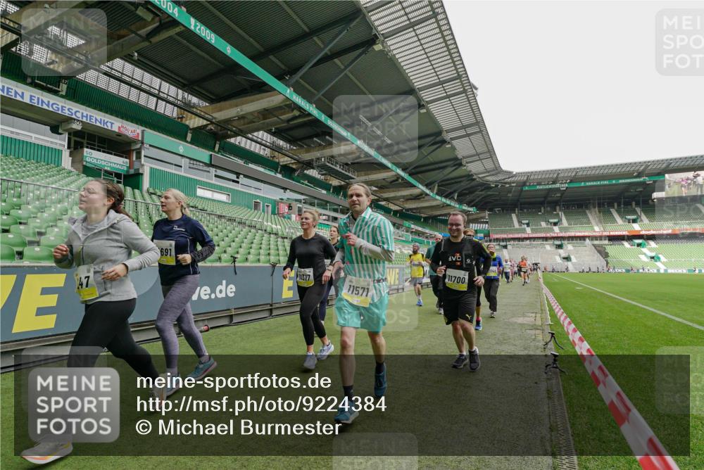 05.10.2025 - 20. swb-Marathon Bremen Michael Burmester http://msf.ph/oto/9224384 05.10.2025 10:34:22 Laufen im Stadion 5172, 7101, 7147, 7215, 9266, 9292, 9309, 9314, 9372, 9430, 9472, 9489, 9521, 9529, 9547, 9585, 9591, 9669, 9714, 9719, 9720, 9783, 9797, 9811, 9820, 9844, 9872, 9881, 9882, 9902, 9932, 9943, 9947, 10003, 10005, 10009, 10015, 10024, 10028, 10069, 10088, 10107, 10111, 10116, 10178, 10180, 10191, 10195, 10196, 10200, 10231, 10261, 10285, 10287, 10302, 10307, 10329, 10341, 10397, 10398, 10408, 10424, 10466, 10527, 10546, 10590, 10641, 10645, 10648, 10758, 7077 meine-sportfotos.de