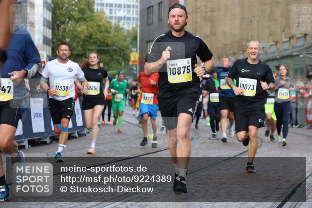 05.10.2025 - 20. swb-Marathon Bremen Strokosch-Dieckow http://msf.ph/oto/9224389 05.10.2025 10:47:37 Ziel 9339, 9377, 9924, 10062, 10073, 10676, 10850, 10875, 10947, 11244, 11330, 11409, 11708 meine-sportfotos.de