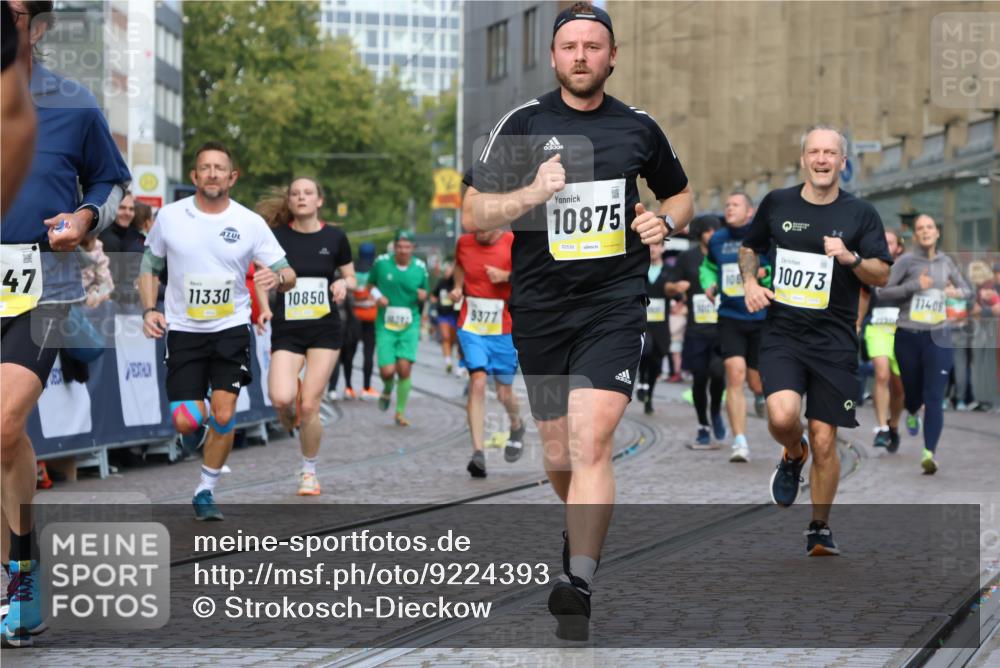 05.10.2025 - 20. swb-Marathon Bremen Strokosch-Dieckow http://msf.ph/oto/9224393 05.10.2025 10:47:37 Ziel 9339, 9377, 9924, 10062, 10073, 10676, 10850, 10875, 10947, 11244, 11330, 11409, 11708 meine-sportfotos.de