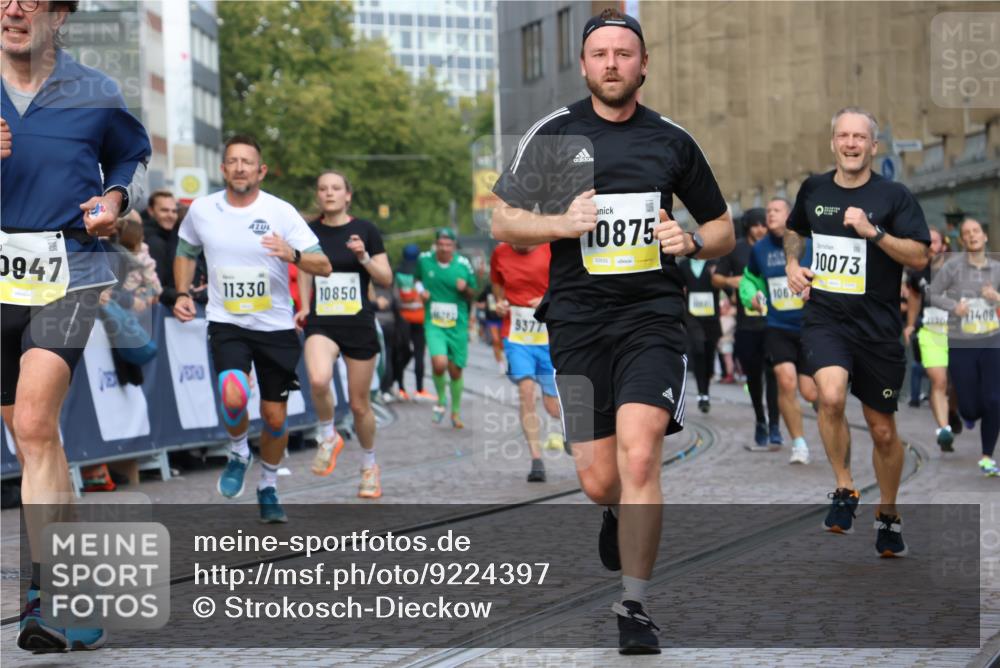 05.10.2025 - 20. swb-Marathon Bremen Strokosch-Dieckow http://msf.ph/oto/9224397 05.10.2025 10:47:37 Ziel 9339, 9377, 9924, 10062, 10073, 10676, 10850, 10875, 10947, 11244, 11330, 11409, 11708 meine-sportfotos.de