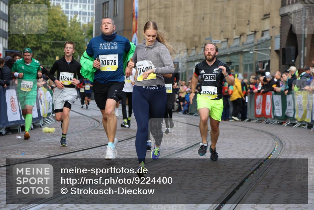 05.10.2025 - 20. swb-Marathon Bremen Strokosch-Dieckow http://msf.ph/oto/9224400 05.10.2025 10:47:41 Ziel 9377, 10062, 10073, 10382, 10601, 10676, 10947, 11244, 11330, 11409, 11708 meine-sportfotos.de