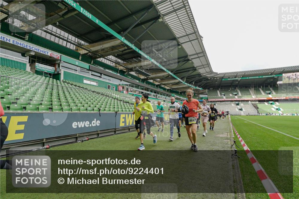 05.10.2025 - 20. swb-Marathon Bremen Michael Burmester http://msf.ph/oto/9224401 05.10.2025 10:34:30 Laufen im Stadion 7101, 7147, 7215, 9266, 9292, 9309, 9314, 9372, 9430, 9472, 9489, 9521, 9529, 9547, 9585, 9591, 9669, 9672, 9714, 9719, 9720, 9766, 9783, 9797, 9820, 9844, 9847, 9872, 9881, 9882, 9902, 9925, 9932, 9943, 9947, 9952, 9981, 10003, 10005, 10009, 10015, 10024, 10028, 10069, 10080, 10088, 10107, 10111, 10116, 10178, 10191, 10195, 10196, 10200, 10231, 10260, 10261, 10285, 10302, 10329, 10341, 10397, 10398, 10408, 10424, 10466, 10527, 10590, 10641, 10645, 10648, 10653, 9529 meine-sportfotos.de