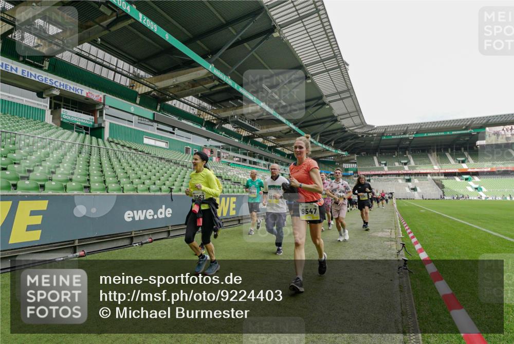 05.10.2025 - 20. swb-Marathon Bremen Michael Burmester http://msf.ph/oto/9224403 05.10.2025 10:34:30 Laufen im Stadion 7101, 7147, 7215, 9266, 9292, 9309, 9314, 9372, 9430, 9472, 9489, 9521, 9529, 9547, 9585, 9591, 9669, 9672, 9714, 9719, 9720, 9766, 9783, 9797, 9820, 9844, 9847, 9872, 9881, 9882, 9902, 9925, 9932, 9943, 9947, 9952, 9981, 10003, 10005, 10009, 10015, 10024, 10028, 10069, 10080, 10088, 10107, 10111, 10116, 10178, 10191, 10195, 10196, 10200, 10231, 10260, 10261, 10285, 10302, 10329, 10341, 10397, 10398, 10408, 10424, 10466, 10527, 10590, 10641, 10645, 10648, 10653, 9529 meine-sportfotos.de
