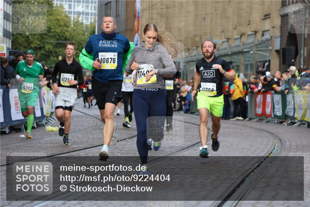 05.10.2025 - 20. swb-Marathon Bremen Strokosch-Dieckow http://msf.ph/oto/9224404 05.10.2025 10:47:41 Ziel 9377, 10062, 10073, 10382, 10601, 10676, 10947, 11244, 11330, 11409, 11708 meine-sportfotos.de