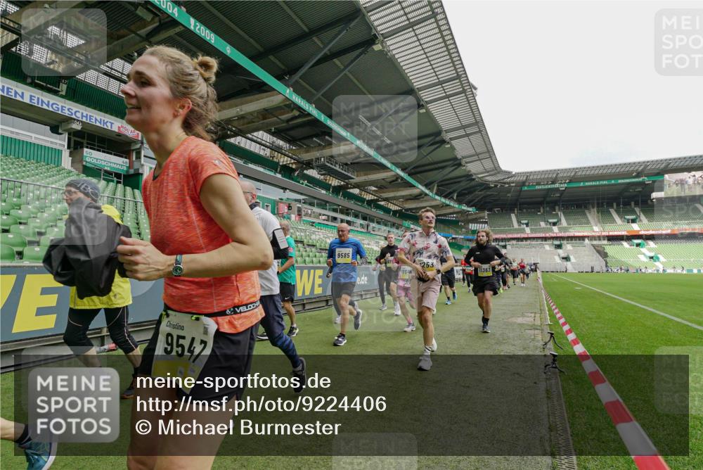 05.10.2025 - 20. swb-Marathon Bremen Michael Burmester http://msf.ph/oto/9224406 05.10.2025 10:34:31 Laufen im Stadion 7101, 7147, 7215, 9266, 9292, 9309, 9314, 9372, 9430, 9472, 9489, 9521, 9540, 9547, 9585, 9591, 9669, 9672, 9714, 9719, 9720, 9766, 9783, 9797, 9820, 9844, 9847, 9872, 9881, 9882, 9902, 9925, 9932, 9943, 9947, 9952, 9981, 10003, 10005, 10009, 10015, 10024, 10028, 10069, 10080, 10088, 10107, 10111, 10116, 10178, 10191, 10195, 10196, 10200, 10231, 10260, 10261, 10285, 10302, 10329, 10341, 10397, 10398, 10408, 10424, 10466, 10527, 10590, 10641, 10645, 10648, 10653, 9529 meine-sportfotos.de