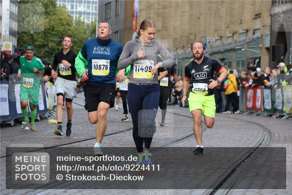 05.10.2025 - 20. swb-Marathon Bremen Strokosch-Dieckow http://msf.ph/oto/9224411 05.10.2025 10:47:41 Ziel 9377, 10062, 10073, 10382, 10601, 10676, 10947, 11244, 11330, 11409, 11708 meine-sportfotos.de