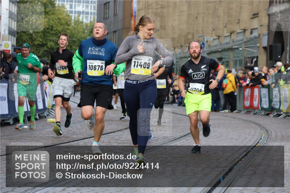 05.10.2025 - 20. swb-Marathon Bremen Strokosch-Dieckow http://msf.ph/oto/9224414 05.10.2025 10:47:41 Ziel 9377, 10062, 10073, 10382, 10601, 10676, 10947, 11244, 11330, 11409, 11708 meine-sportfotos.de