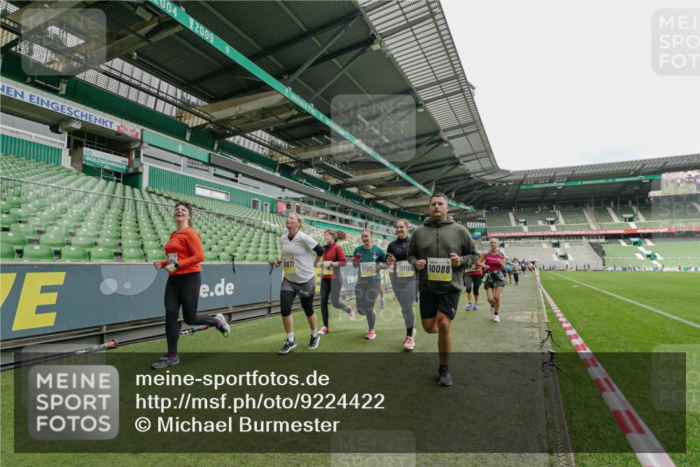 05.10.2025 - 20. swb-Marathon Bremen Michael Burmester http://msf.ph/oto/9224422 05.10.2025 10:34:37 Laufen im Stadion 7101, 7147, 7215, 9183, 9188, 9219, 9266, 9292, 9309, 9372, 9430, 9472, 9489, 9521, 9540, 9547, 9585, 9591, 9669, 9672, 9714, 9719, 9720, 9766, 9783, 9797, 9820, 9844, 9847, 9872, 9925, 9932, 9943, 9947, 9952, 9981, 10003, 10005, 10009, 10024, 10069, 10080, 10088, 10107, 10111, 10116, 10178, 10191, 10195, 10196, 10200, 10260, 10261, 10263, 10285, 10329, 10341, 10397, 10398, 10408, 10424, 10466, 10527, 10641, 10645, 10648, 10653, 10950, 9529 meine-sportfotos.de