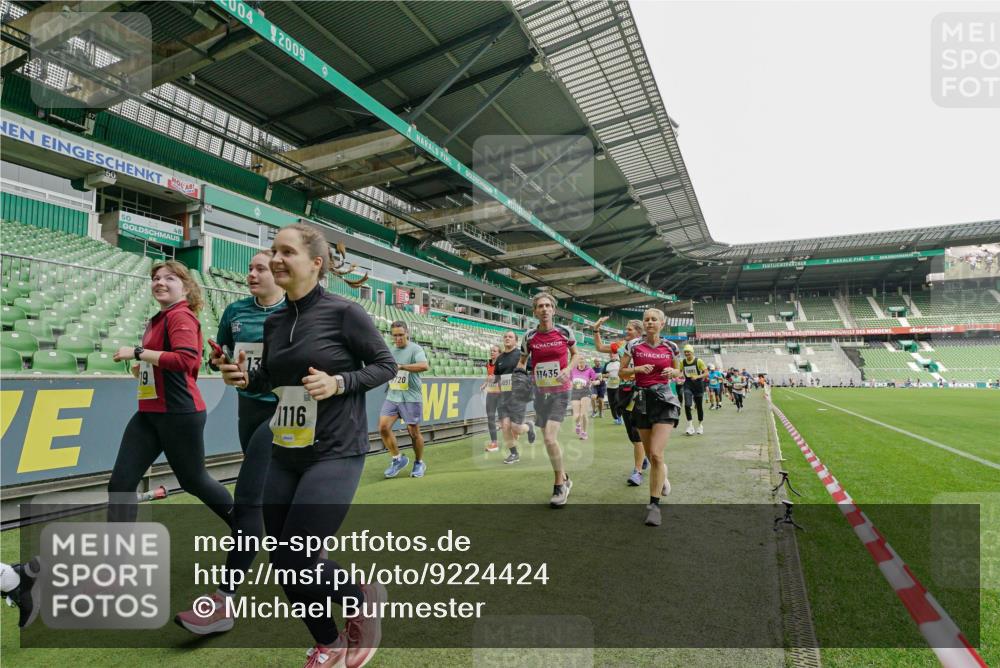 05.10.2025 - 20. swb-Marathon Bremen Michael Burmester http://msf.ph/oto/9224424 05.10.2025 10:34:39 Laufen im Stadion 7101, 7147, 7215, 9183, 9188, 9219, 9266, 9292, 9309, 9372, 9430, 9472, 9489, 9540, 9547, 9585, 9591, 9669, 9672, 9714, 9719, 9720, 9722, 9766, 9783, 9797, 9820, 9844, 9847, 9872, 9925, 9932, 9943, 9947, 9952, 9981, 10003, 10005, 10009, 10024, 10069, 10080, 10088, 10111, 10116, 10169, 10178, 10191, 10196, 10200, 10260, 10261, 10263, 10285, 10329, 10341, 10397, 10398, 10408, 10424, 10527, 10641, 10645, 10648, 10653, 10950, 9529 meine-sportfotos.de