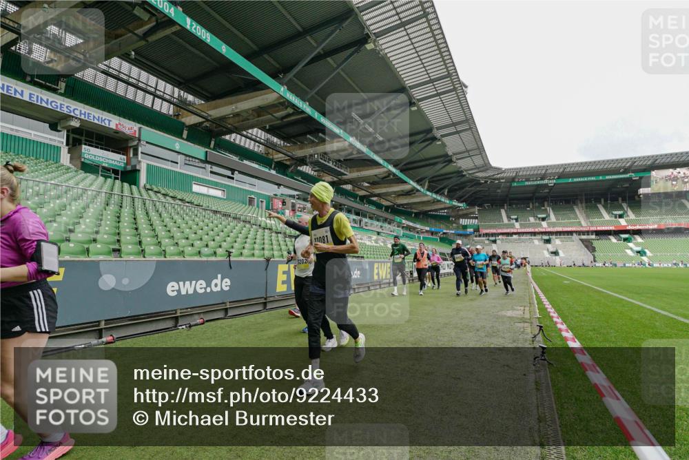 05.10.2025 - 20. swb-Marathon Bremen Michael Burmester http://msf.ph/oto/9224433 05.10.2025 10:34:42 Laufen im Stadion 7101, 7147, 7215, 9183, 9188, 9201, 9219, 9266, 9292, 9309, 9372, 9430, 9472, 9540, 9547, 9585, 9591, 9622, 9669, 9672, 9714, 9719, 9720, 9722, 9766, 9783, 9797, 9820, 9844, 9847, 9872, 9925, 9932, 9943, 9947, 9952, 9981, 10003, 10005, 10009, 10024, 10069, 10080, 10088, 10111, 10116, 10169, 10178, 10191, 10196, 10200, 10260, 10261, 10263, 10281, 10285, 10329, 10341, 10397, 10398, 10408, 10424, 10527, 10641, 10645, 10648, 10653, 10694, 10834, 10950, 9529 meine-sportfotos.de