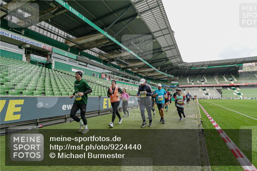 05.10.2025 - 20. swb-Marathon Bremen Michael Burmester http://msf.ph/oto/9224440 05.10.2025 10:34:45 Laufen im Stadion 7101, 7147, 7215, 9183, 9188, 9201, 9219, 9292, 9372, 9430, 9472, 9540, 9547, 9585, 9591, 9622, 9669, 9672, 9714, 9719, 9720, 9722, 9766, 9783, 9797, 9820, 9844, 9847, 9872, 9925, 9932, 9943, 9947, 9952, 9981, 10003, 10005, 10009, 10024, 10069, 10080, 10088, 10111, 10116, 10169, 10178, 10191, 10196, 10200, 10260, 10261, 10263, 10281, 10285, 10329, 10341, 10397, 10398, 10408, 10424, 10527, 10641, 10644, 10645, 10648, 10653, 10694, 10834, 10845, 10950, 10988, 9529 meine-sportfotos.de