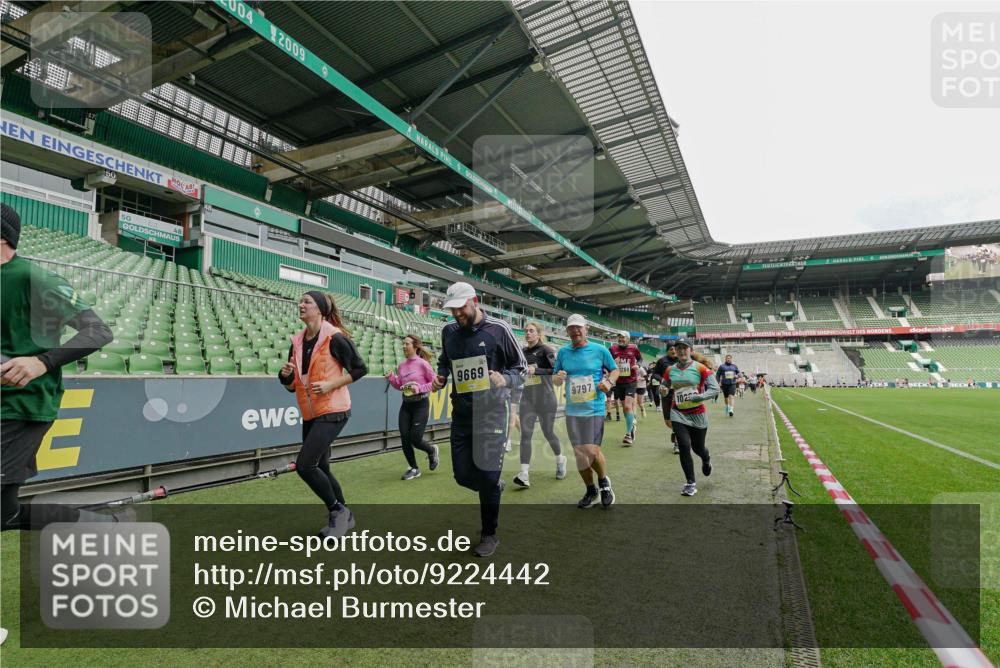 05.10.2025 - 20. swb-Marathon Bremen Michael Burmester http://msf.ph/oto/9224442 05.10.2025 10:34:45 Laufen im Stadion 7101, 7147, 7215, 9183, 9188, 9201, 9219, 9292, 9372, 9430, 9472, 9540, 9547, 9585, 9591, 9622, 9669, 9672, 9714, 9719, 9720, 9722, 9766, 9783, 9797, 9820, 9844, 9847, 9872, 9925, 9932, 9943, 9947, 9952, 9981, 10003, 10005, 10009, 10024, 10069, 10080, 10088, 10111, 10116, 10169, 10178, 10191, 10196, 10200, 10260, 10261, 10263, 10281, 10285, 10329, 10341, 10397, 10398, 10408, 10424, 10527, 10641, 10644, 10645, 10648, 10653, 10694, 10834, 10845, 10950, 10988, 9529 meine-sportfotos.de