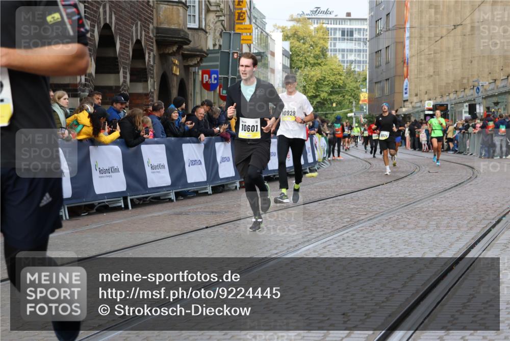 05.10.2025 - 20. swb-Marathon Bremen Strokosch-Dieckow http://msf.ph/oto/9224445 05.10.2025 10:47:47 Ziel 9929, 10062, 10089, 10382, 10601, 10929, 11244, 11628 meine-sportfotos.de